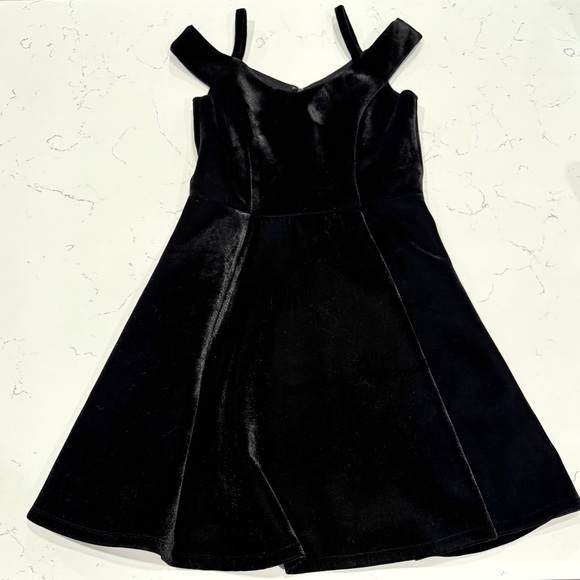 Francesca’s Collection Black Velvet Off-Shoulder Fit and Flare Dress Size M NWOT - Picture 5 of 8